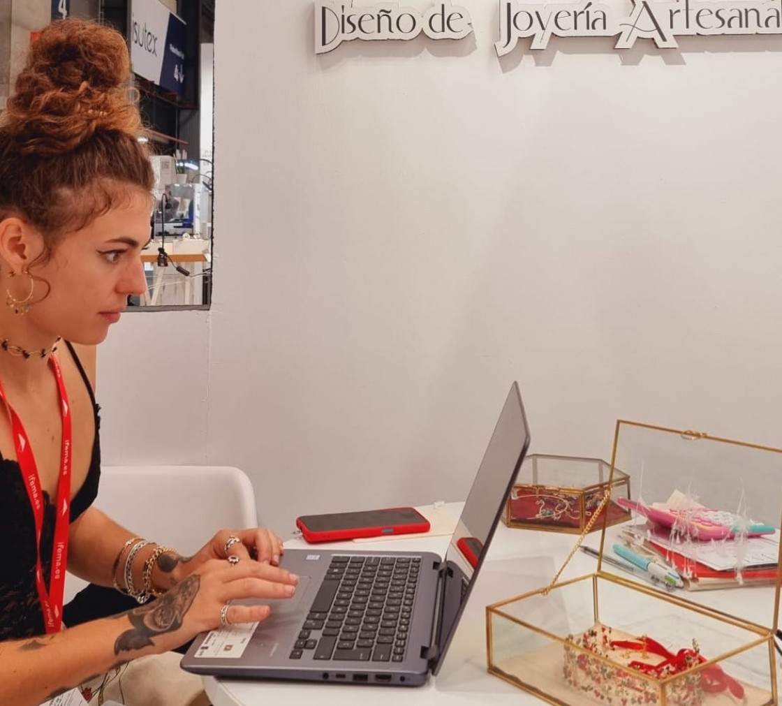 Carla Bullón Blasco, diseñadora de joyas artesanales: “Todas mis piezas son únicas y eso se ha valorado en un sitio donde la producción es en serie”