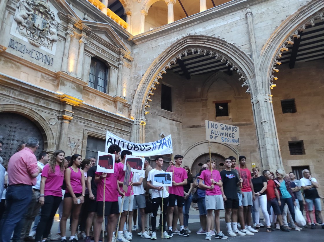 Protesta por la falta de bus que traslade al alumnado del Bajo Aragón al IES de Caspe