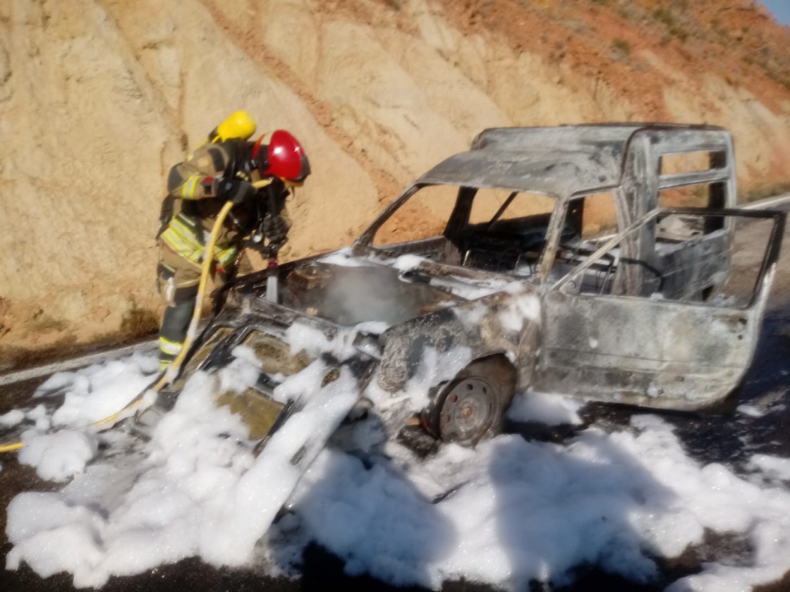 Incendio sin consecuencias personales de un vehículo entre Josa y Cortes de Aragón