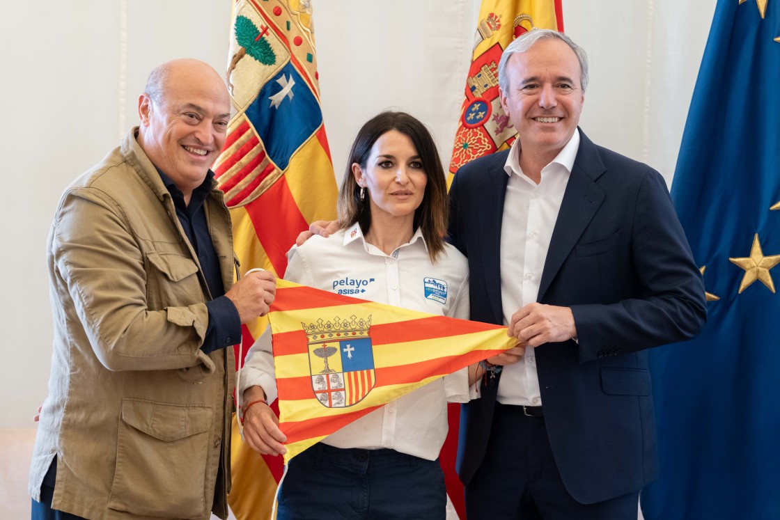 El presidente de Aragón recibe a la turolense Laura Villa, que va a participar en el Reto Pelayo Vida