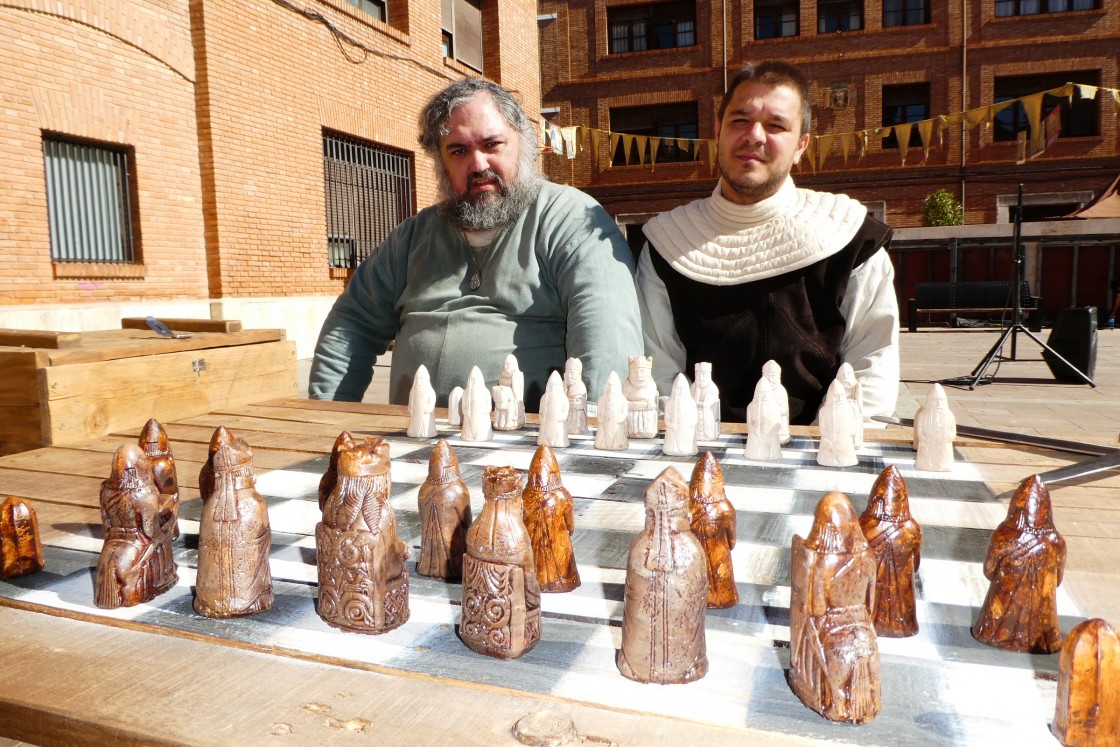 Francisco Barcelona y Misael Lanzuela, recreacionistas: “Hacer el ajedrez medieval ha sido todo un reto para acercanos a la historia viviéndola”