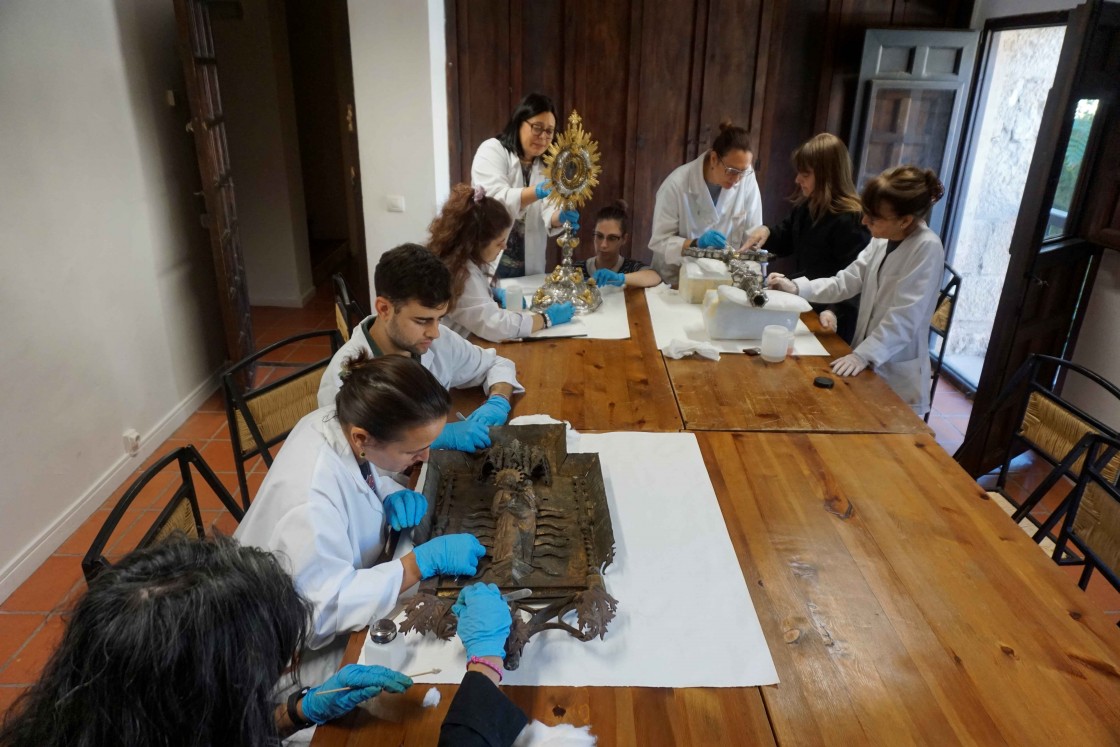 El curso de Restauración de Metales interviene una pieza de forja de la Catedral de Teruel