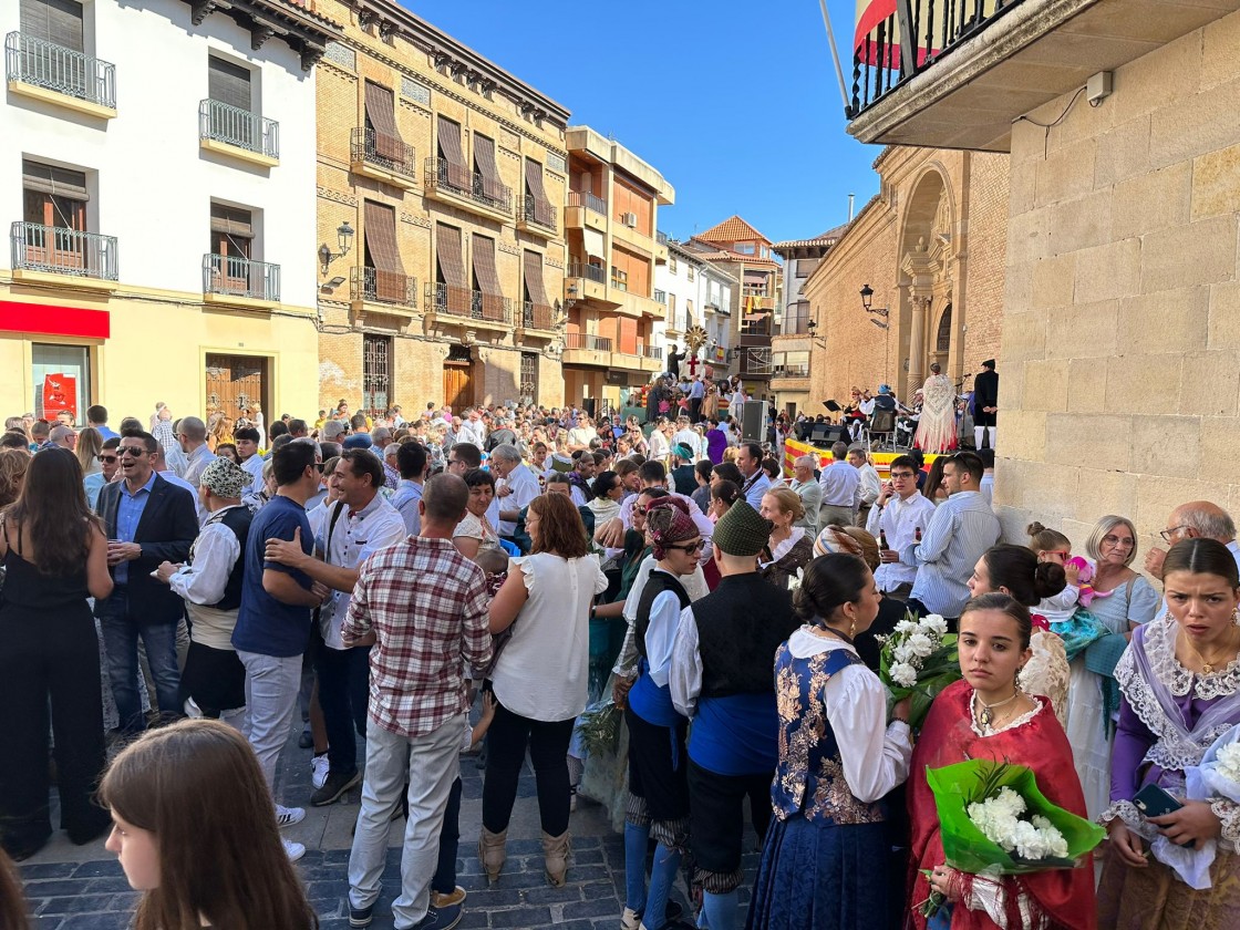 Los calandinos honran a su patrona ofreciéndole decenas de ramos de claveles