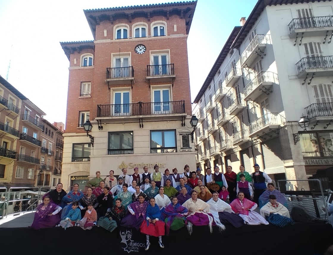 Flores, cantos y baile para honrar a la Virgen del Pilar en el corazón de la capital turolense