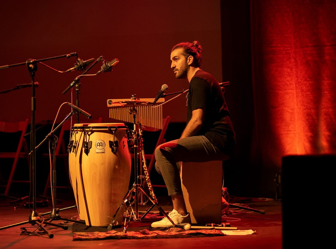 Edware Bustos, percusionista: “En el cajón no hay barreras, cualquiera, con habilidades o sin ellas, puede hacer música con él”