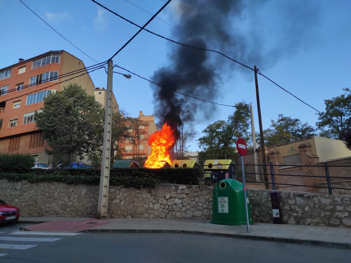 Extinguido un incendio en un contenedor en la plaza Mansuetos de Teruel