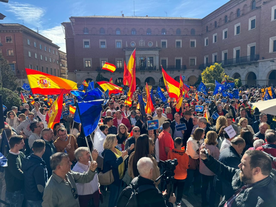 Alrededor de 3.000 personas secundan en la plaza San Juan de Teruel el llamamiento del PP contra la amnistía