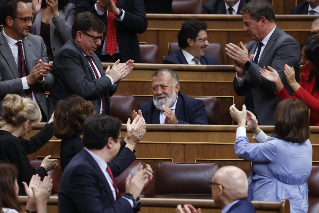 El grupo socialista ovaciona al diputado del PSOE por Teruel, Herminio Sancho, tras ser agredido cerca del Congreso
