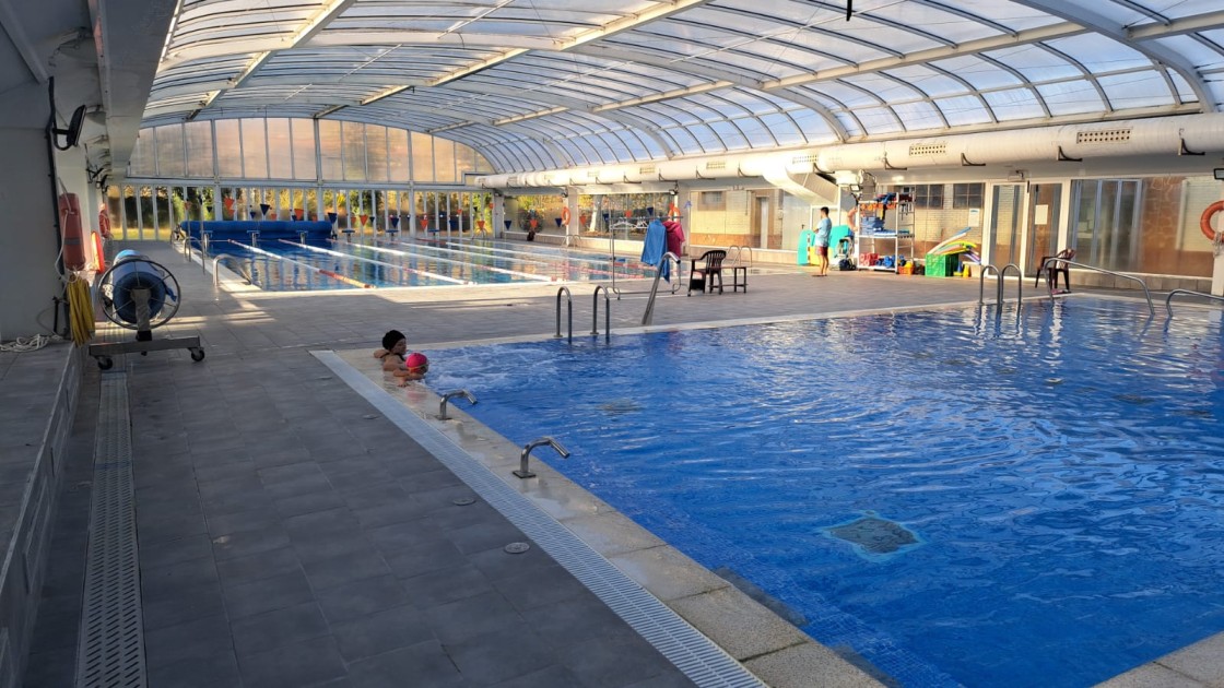 La piscina climatizada de Utrillas completa las plazas de los cursos de natación