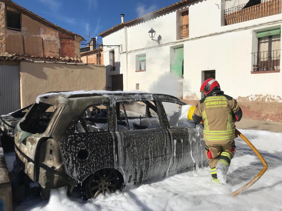 Los bomberos sofocan dos incendios en sendos vehículos en Aguaviva