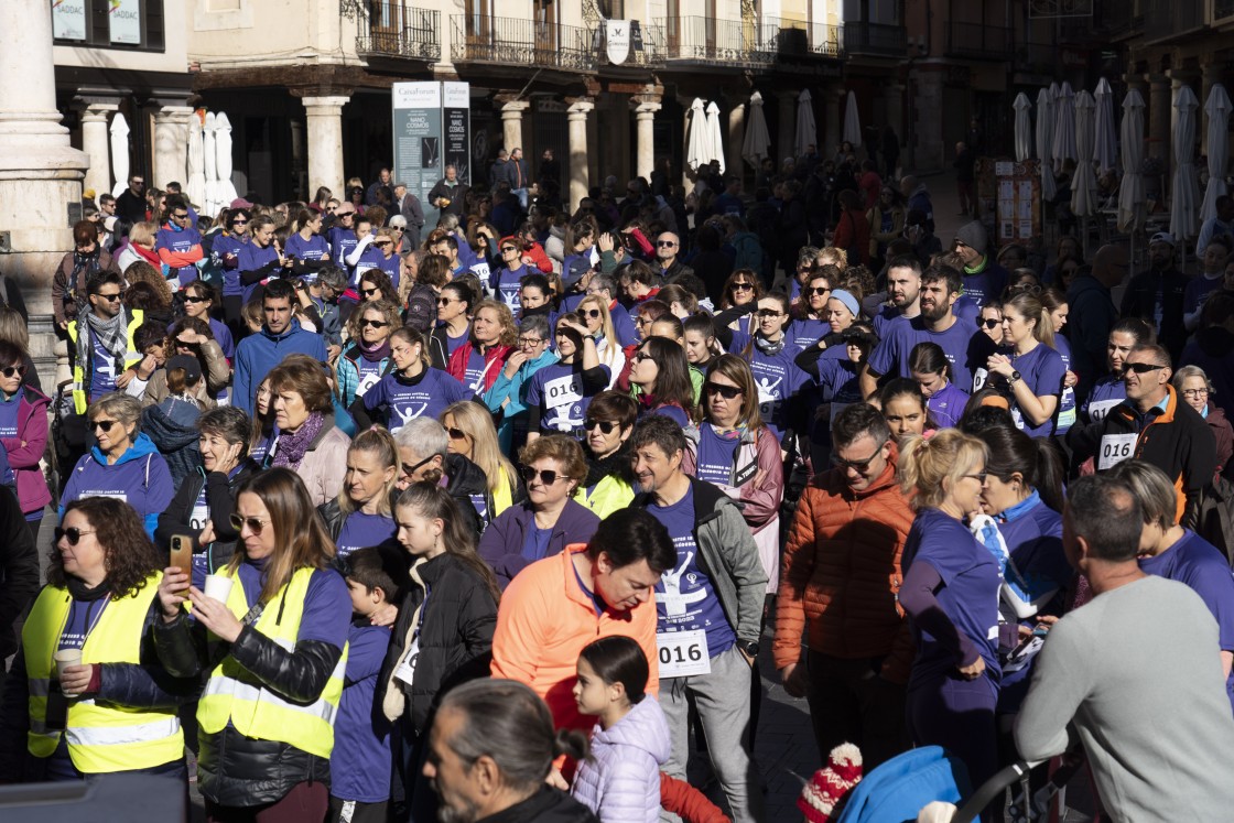 Más de 450 personas corren juntas y con un único dorsal, el 016, para 'ganar' la carrera contra la violencia machista