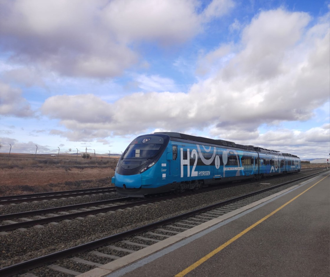 El primer tren de hidrógeno circula en pruebas por la línea ferroviaria de Teruel