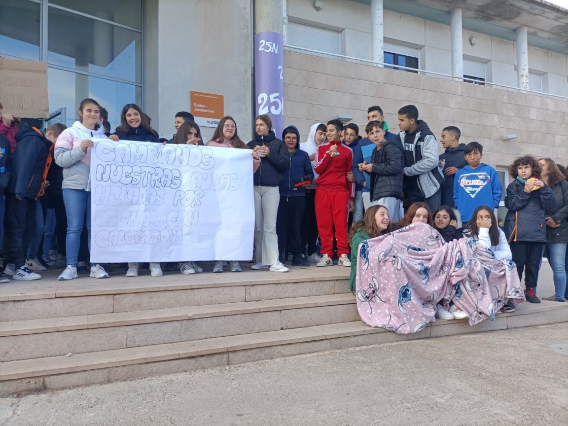 Los estudiantes del IES de Mora protestan por la falta de calefacción en el centro