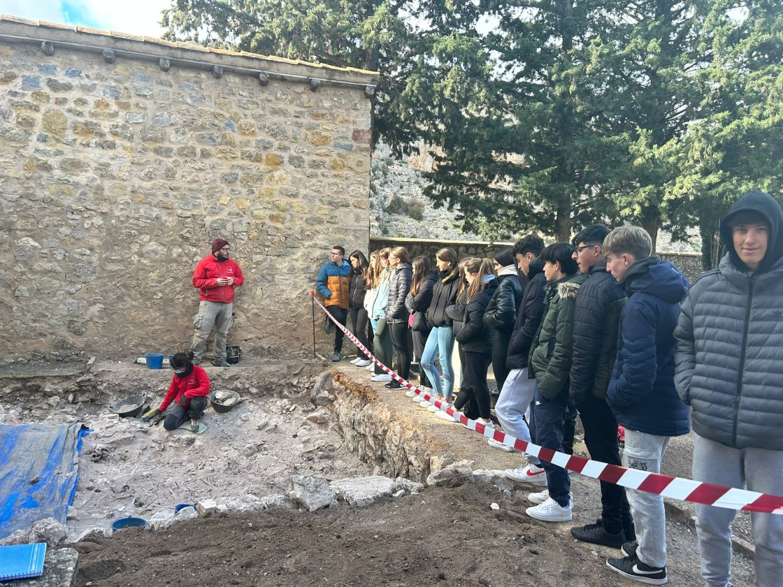 Aparecen los restos de 14 personas en la exhumación de una fosa de la guerra en Albarracín