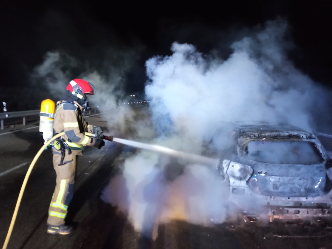 Los bomberos sofocan el incendio de un coche en la A-23