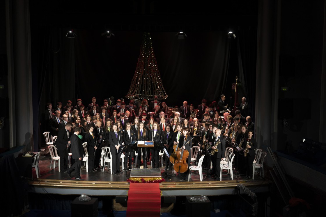 La Banda de Música llena el Teatro Marín con su show ‘¡Vaya lío de Navidad!’