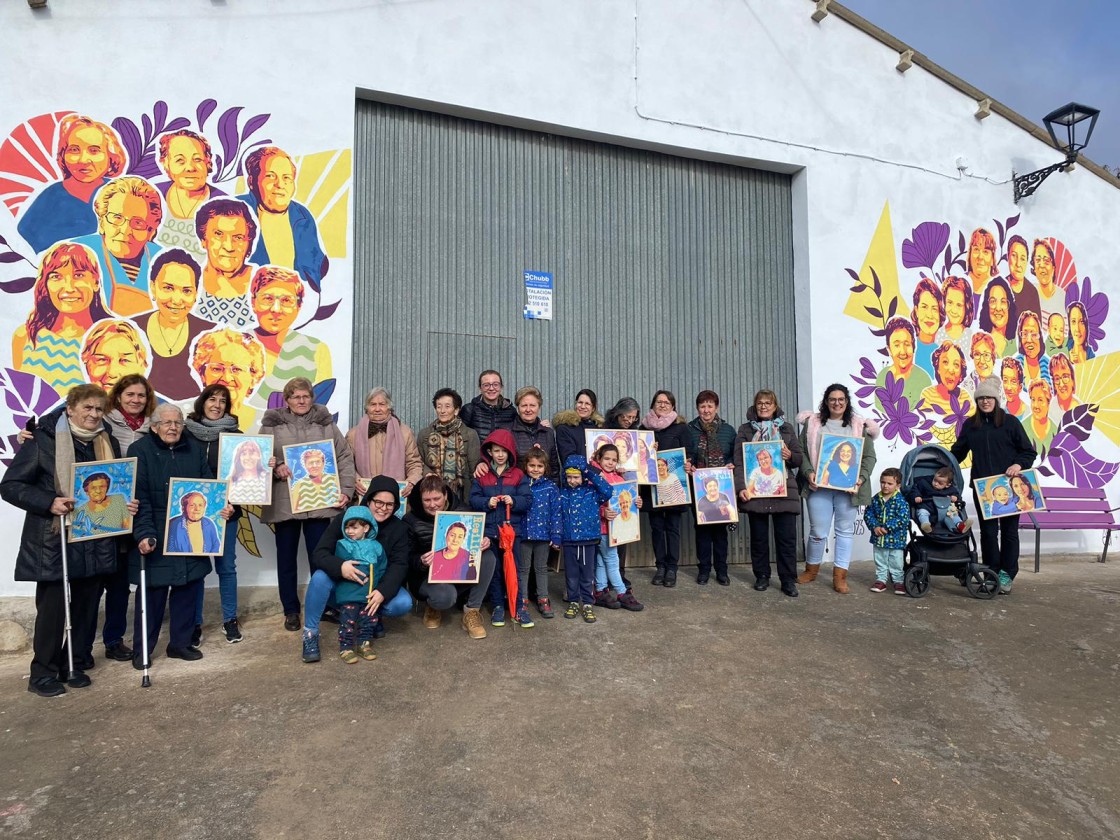 Monforte de Moyuela honra con un colorido mural a las mujeres del presente y del futuro