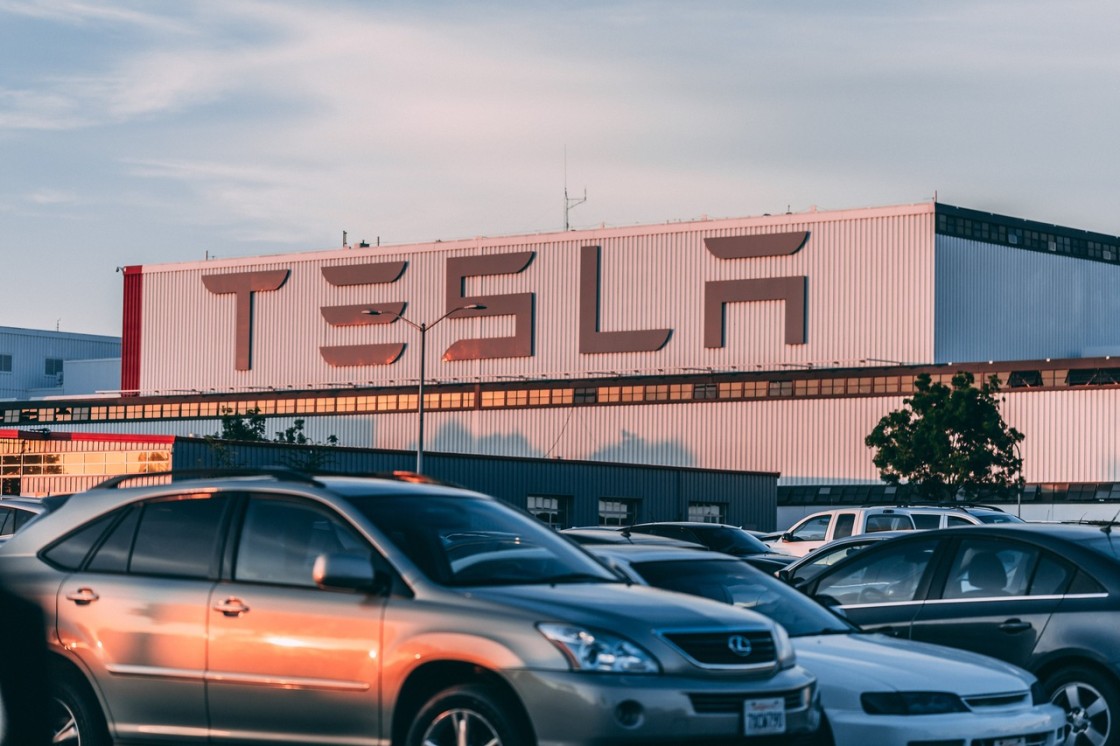 Debate financiero: ¿es buena idea o no comprar acciones de Tesla en 2024?