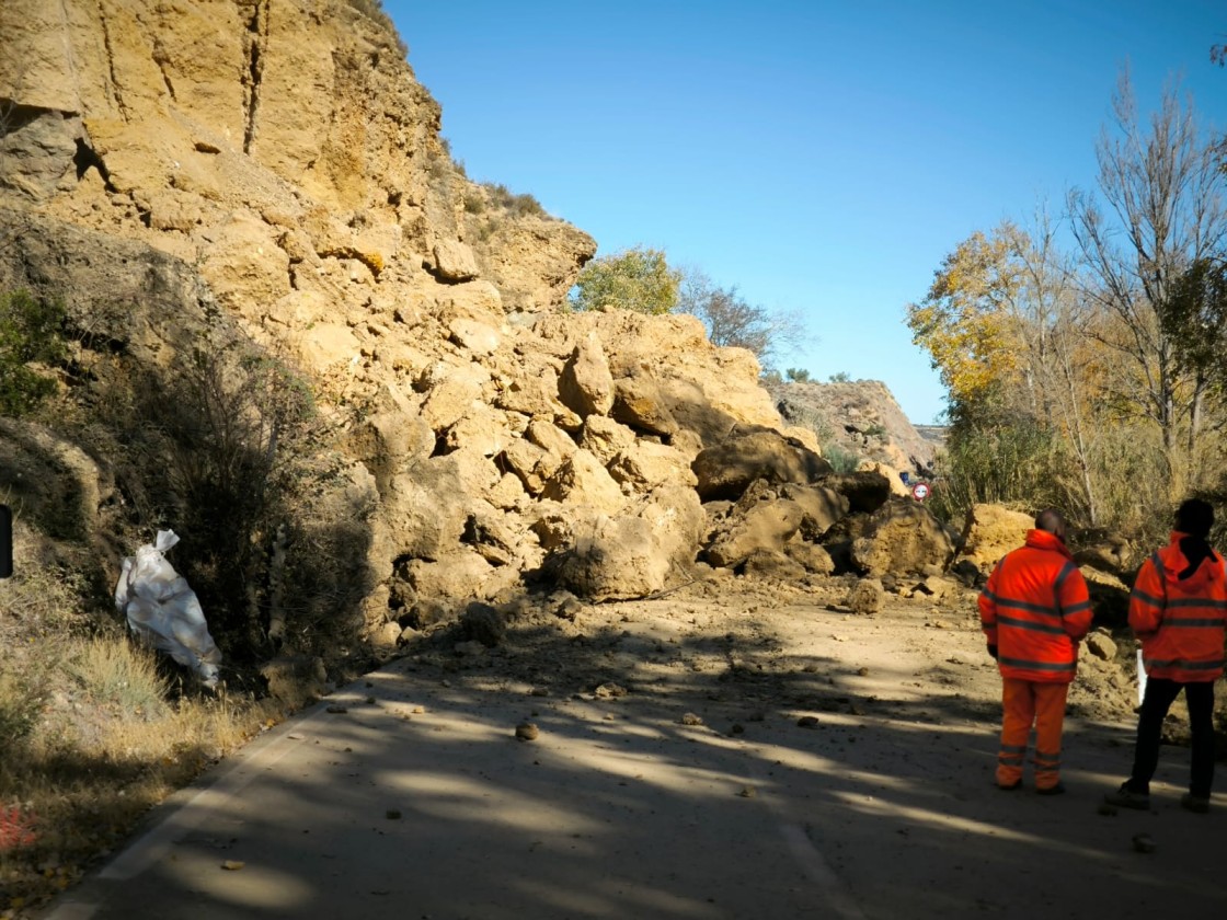 Cortada la carretera entre Ariño y Albalate debido a la voladura de un talud rocoso