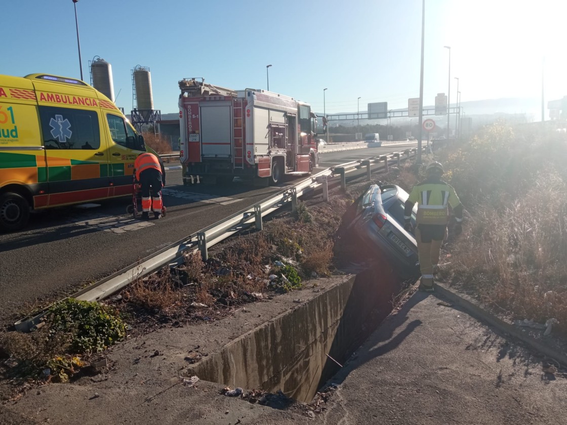 Dos heridos leves en un accidente de tráfico en el Polígono La Paz de la capital