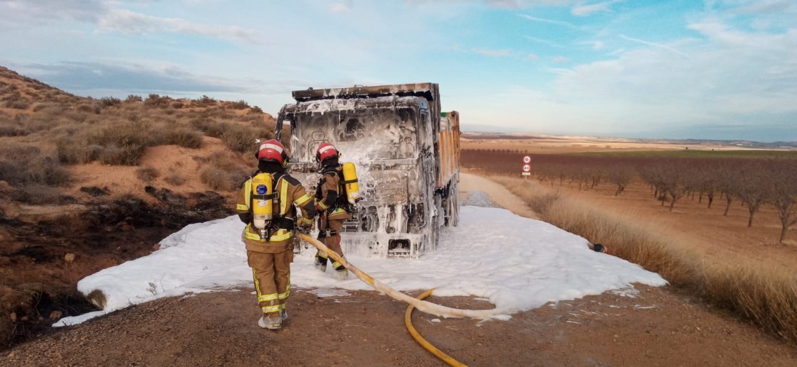 Un camión se incendia entre Calanda y Andorra sin que se hayan producido daños personales