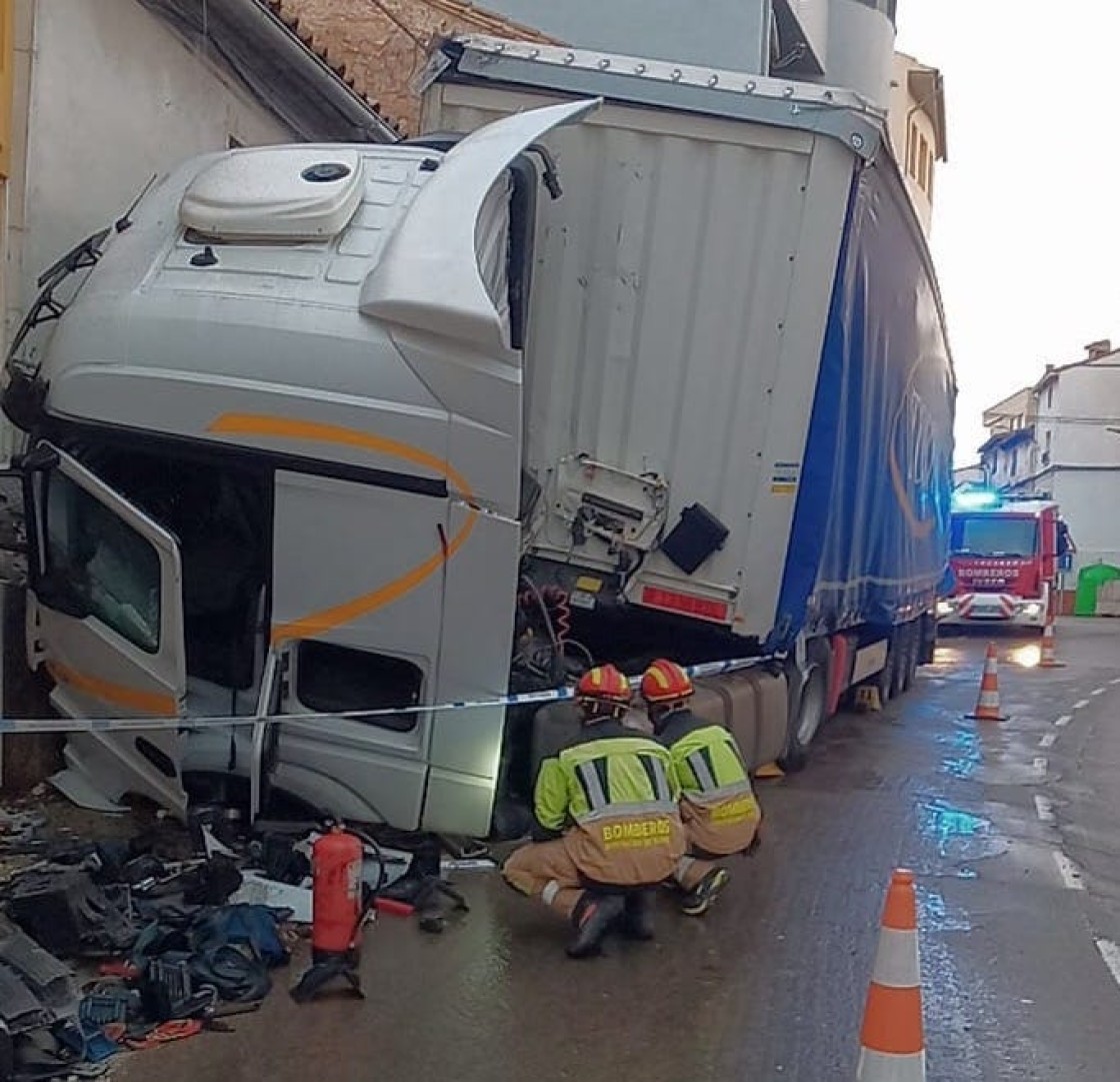 Un camión se empotra contra una vivienda que no estaba ocupada en la travesía de Híjar