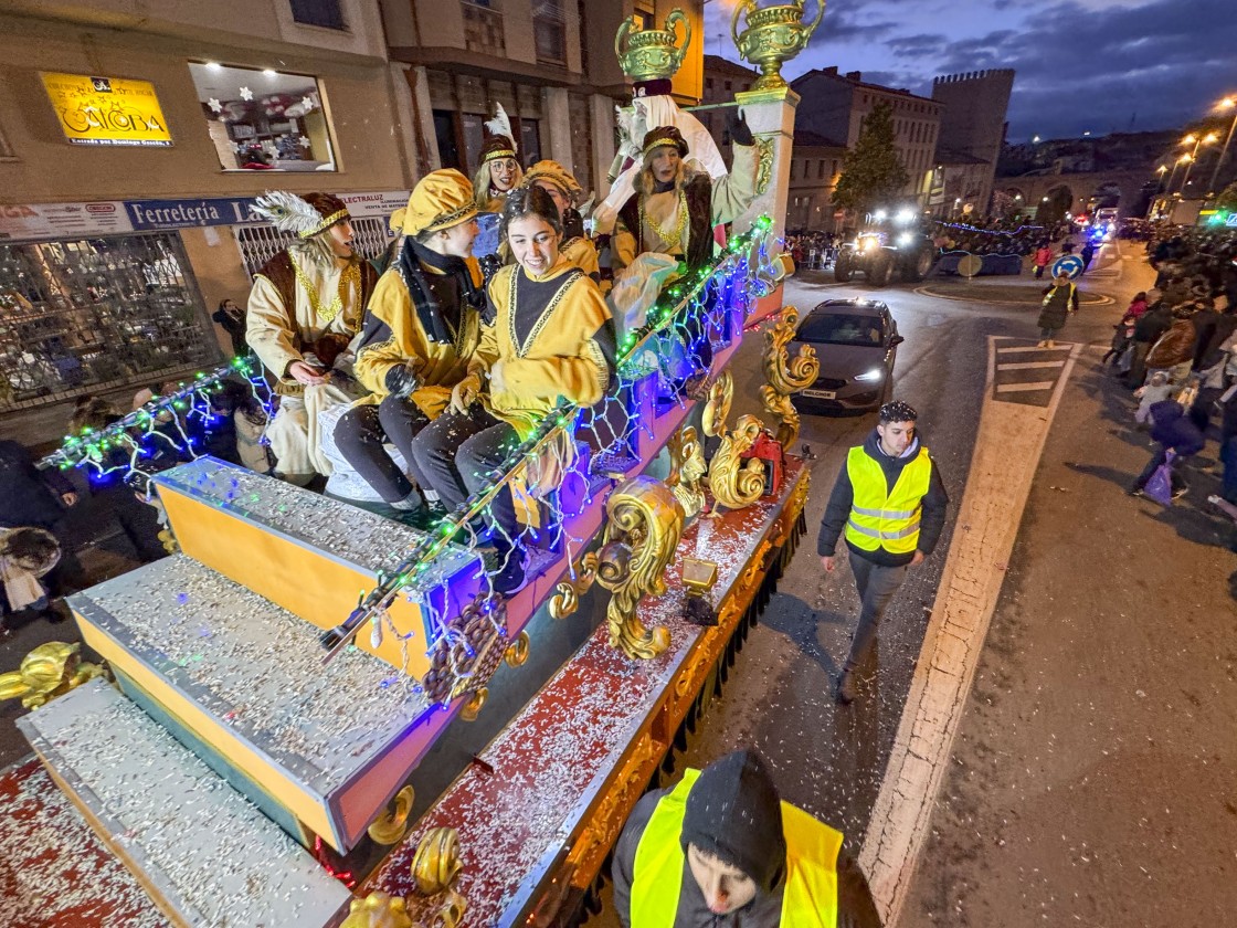 Miles de niños desafían al frío en la capital para recibir a los Reyes Magos en la cabalgata más cósmica