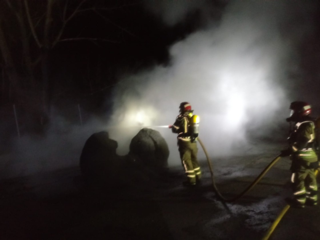 Los bomberos sofocan un incendio de material para reciclar en la empresa Genepol de Montalbán