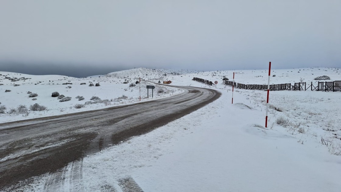 Prohibida la circulación de camiones y articulados por nieve en cinco carreteras de la provincia