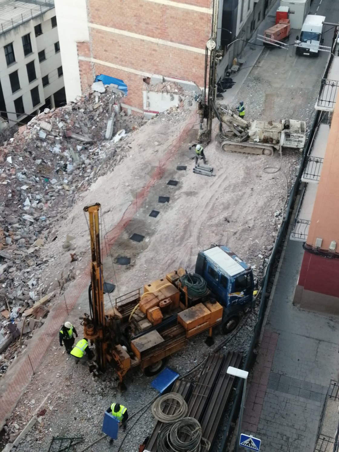 Los vecinos de la calle San Francisco recogen muestras del terreno para investigar las causas del derrumbe