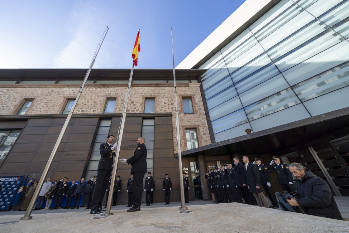 La Policía Nacional de Teruel se suma a los izados de banderas y reafirma su compromiso social