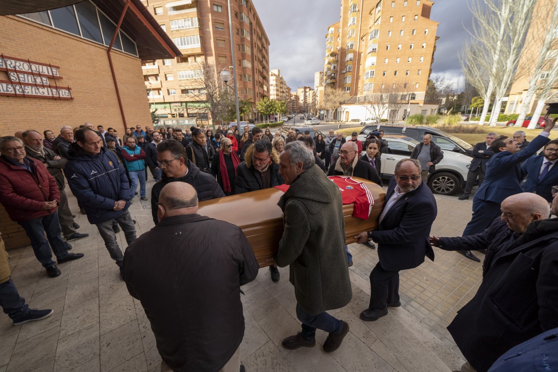 Multitudinario y emocionado adiós a Ramón Navarro, el presidente del CD Teruel fallecido el domingo
