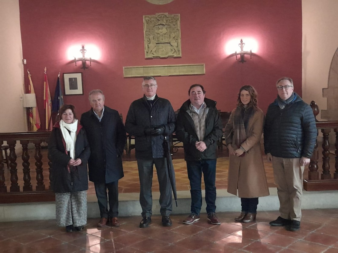 El consejero de Turismo, Manuel Blasco, destaca a la localidad turolense de Cantavieja como ejemplo de turismo sostenible