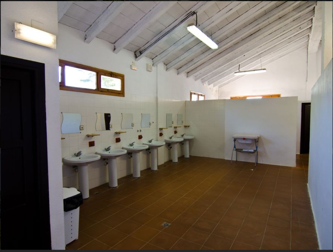 Terriente renovará el interior del edificio  de aseos y duchas del camping El Algarbe