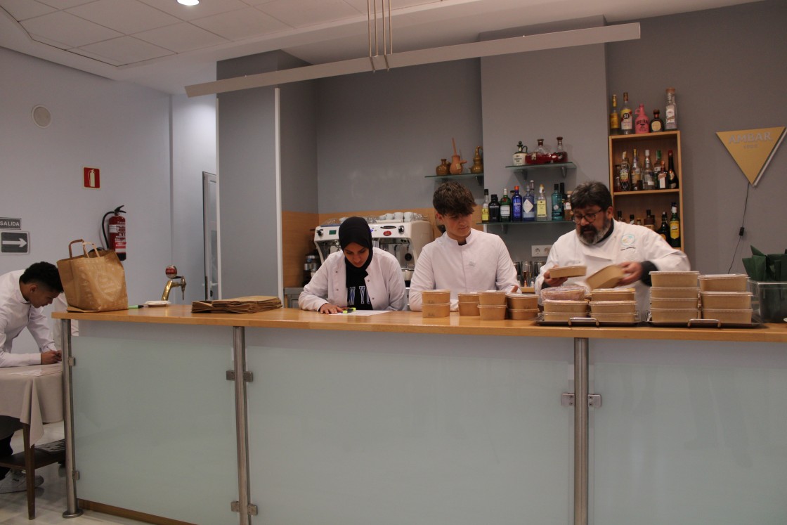 La Escuela de Hostelería acerca su actividad a los turolenses con su comida para llevar