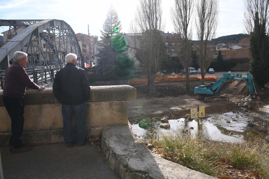 Arrancan, con dos meses de retraso, las obras de construcción de la pasarela peatonal de Valderrobres