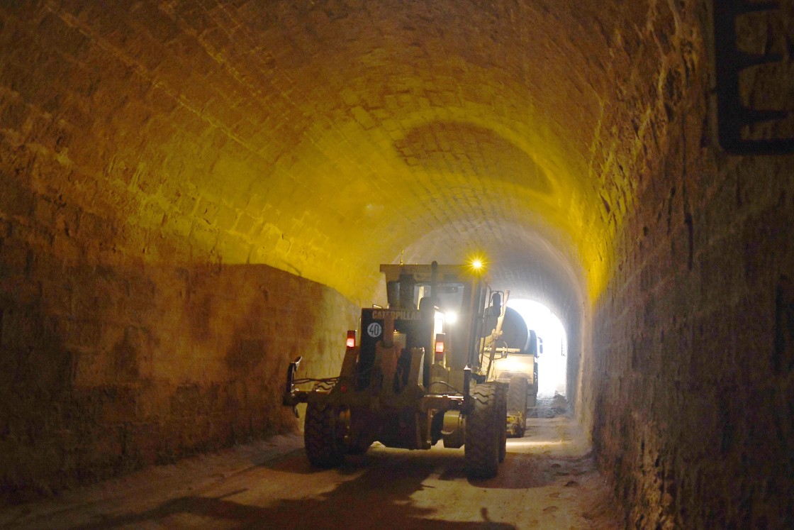 Las máquinas de Tragsa ya están trabajando en la mejora del camino de Val de Zafán