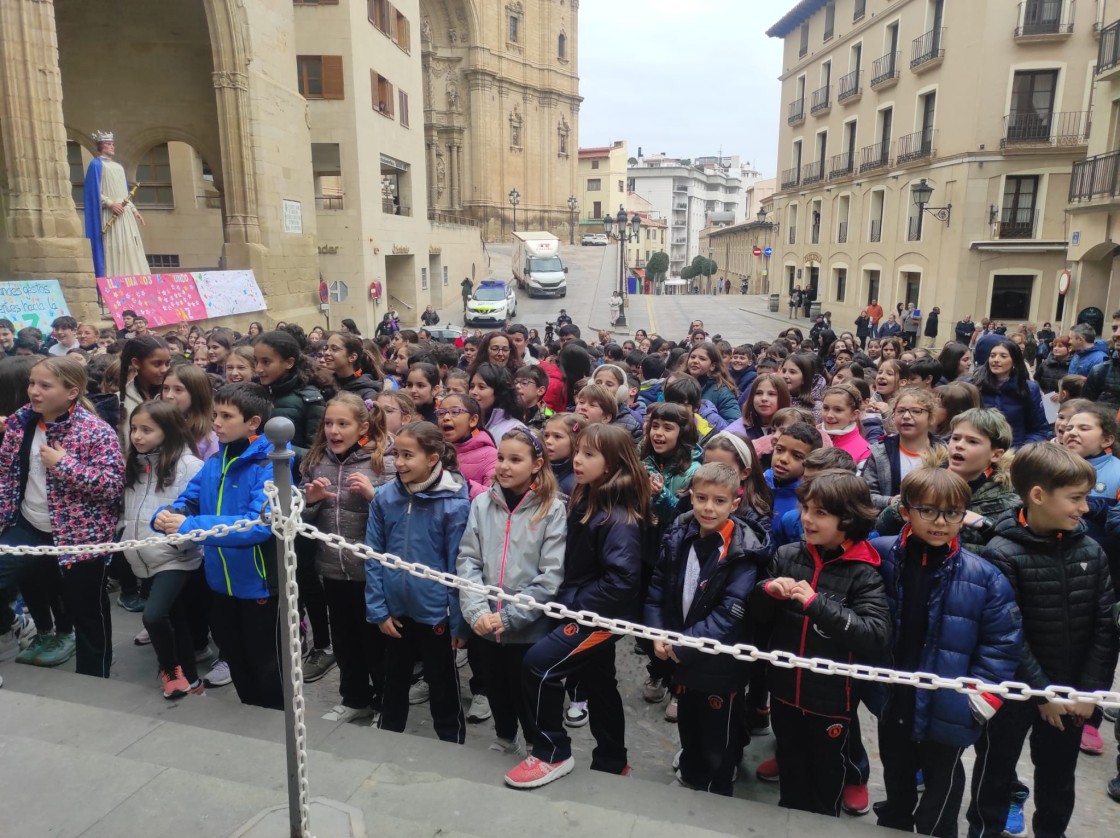 Niños de cinco colegios de Primaria piden  Paz y reniegan de la guerra en Alcañiz