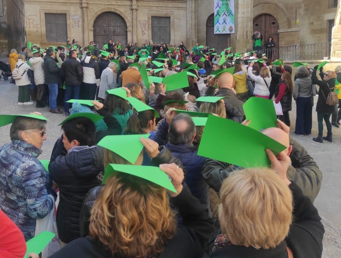 Un lazo humano en Alcañiz para reivindicar y concienciar sobre los efectos del cáncer