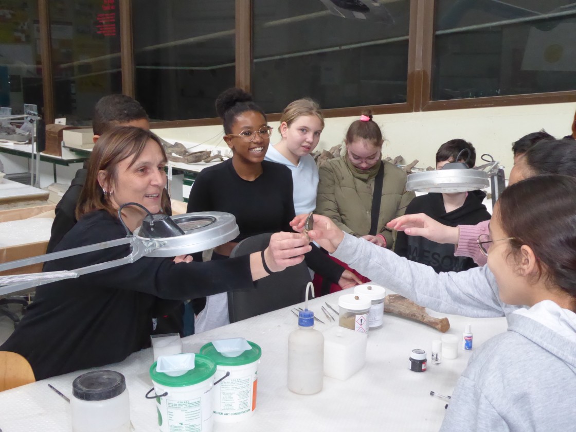 Las paleontólogas de la Fundación Dinópolis avivan el interés por la ciencia entre el alumnado turolense