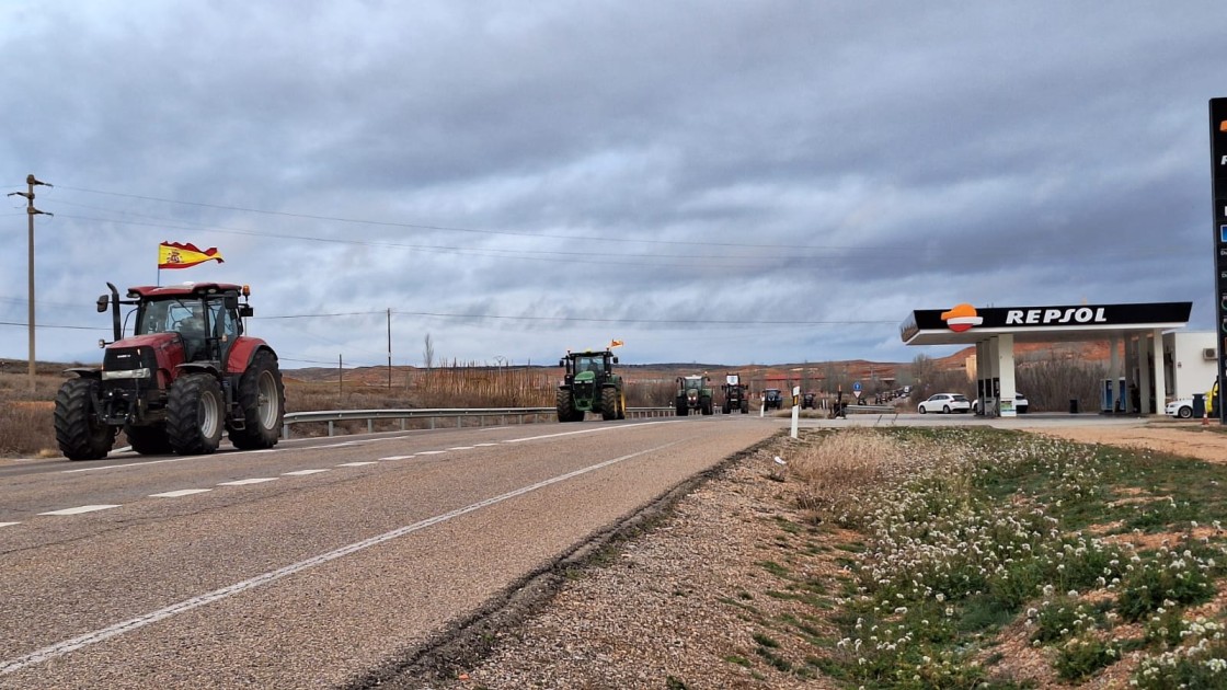Nueve columnas de tractores se dirigen hacia Teruel y hay problemas para circular en Caminreal y Calamocha