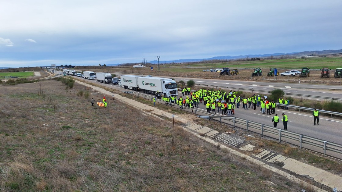 Los agricultores vuelven a cortar la A-23 a la altura de Calamocha en ambos sentidos