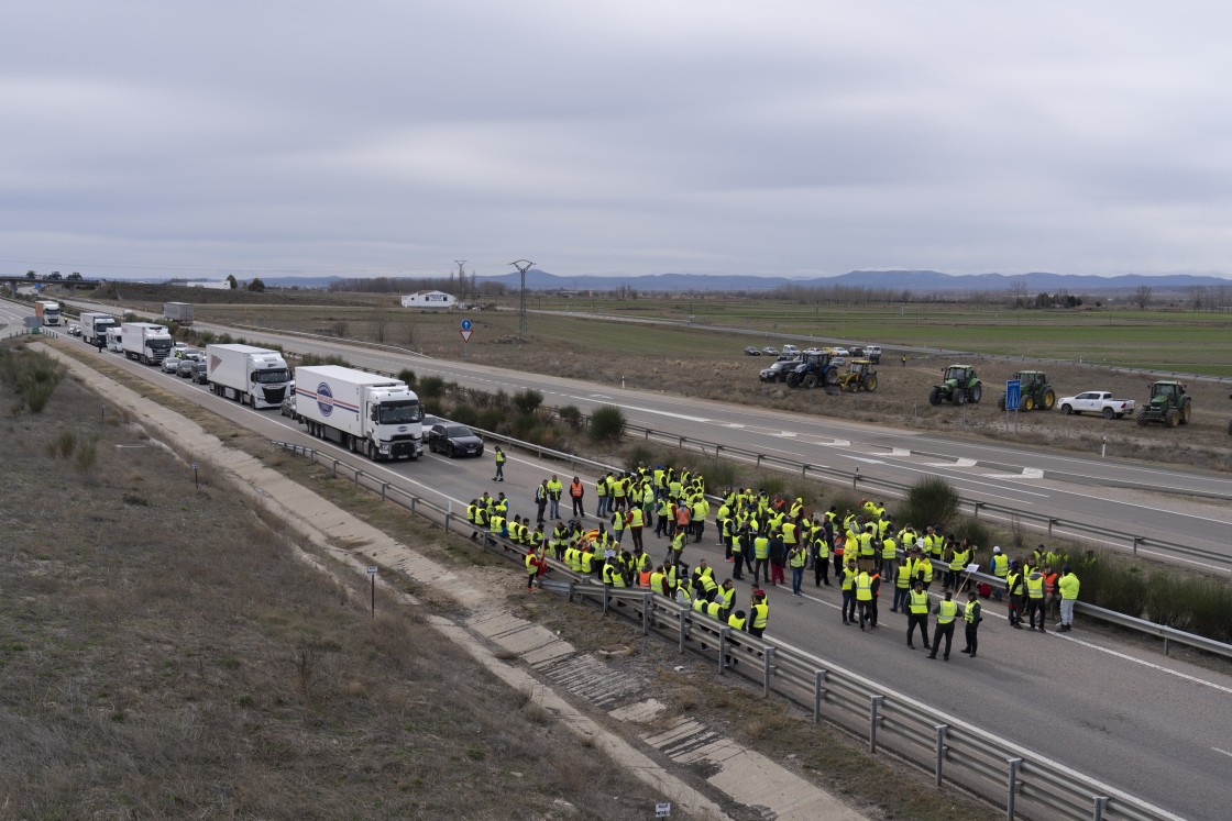 Las protestas de los agricultores cortaron de nuevo la circulación en la Autovía Mudéjar este domingo