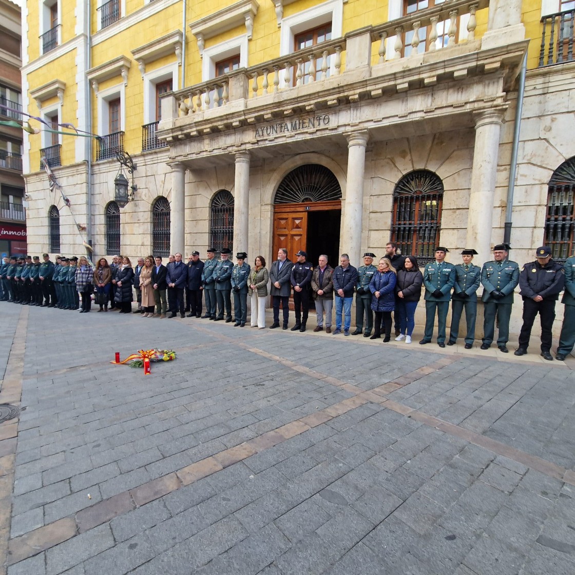 Minuto de silencio en Teruel en memoria de los dos guardias civiles asesinados en Barbate (Cádiz)