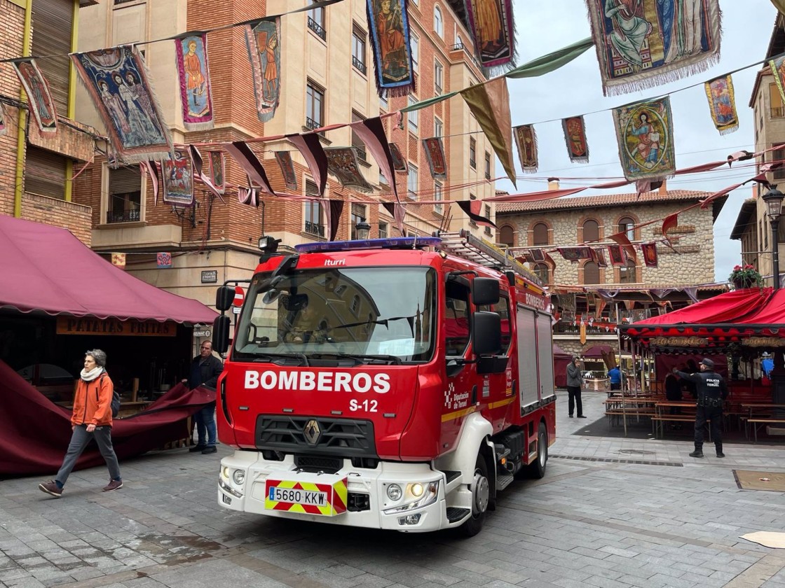 Los bomberos de la Diputación de Teruel comprueban la seguridad del mercado medieval de Las Bodas
