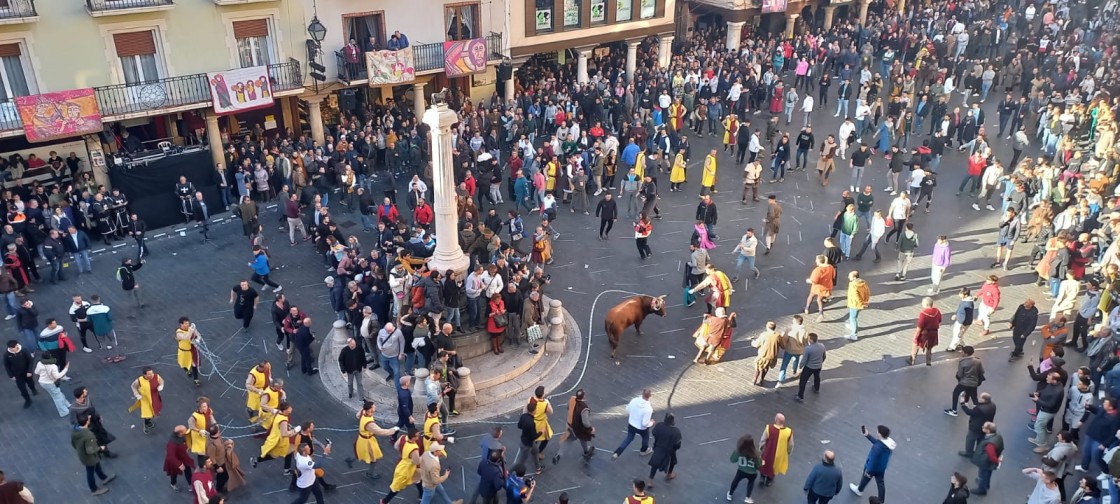 El Toro Nupcial recorre las calles entre recortes y carreras de los aficionados