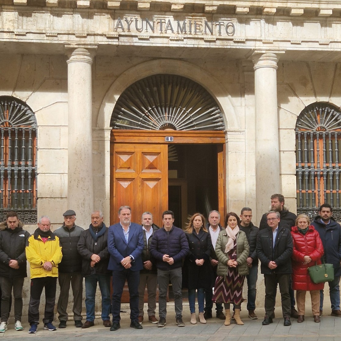 Minuto de silencio en Teruel en memoria de los fallecidos y afectados por el incendio de Valencia