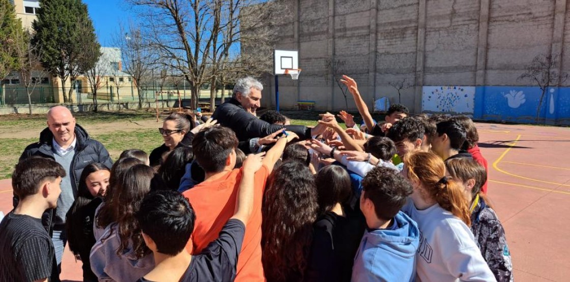 Fernando Romay se reúne con más de 500 escolares en Monreal del Campo para promocionar el baloncesto en el ámbito rural