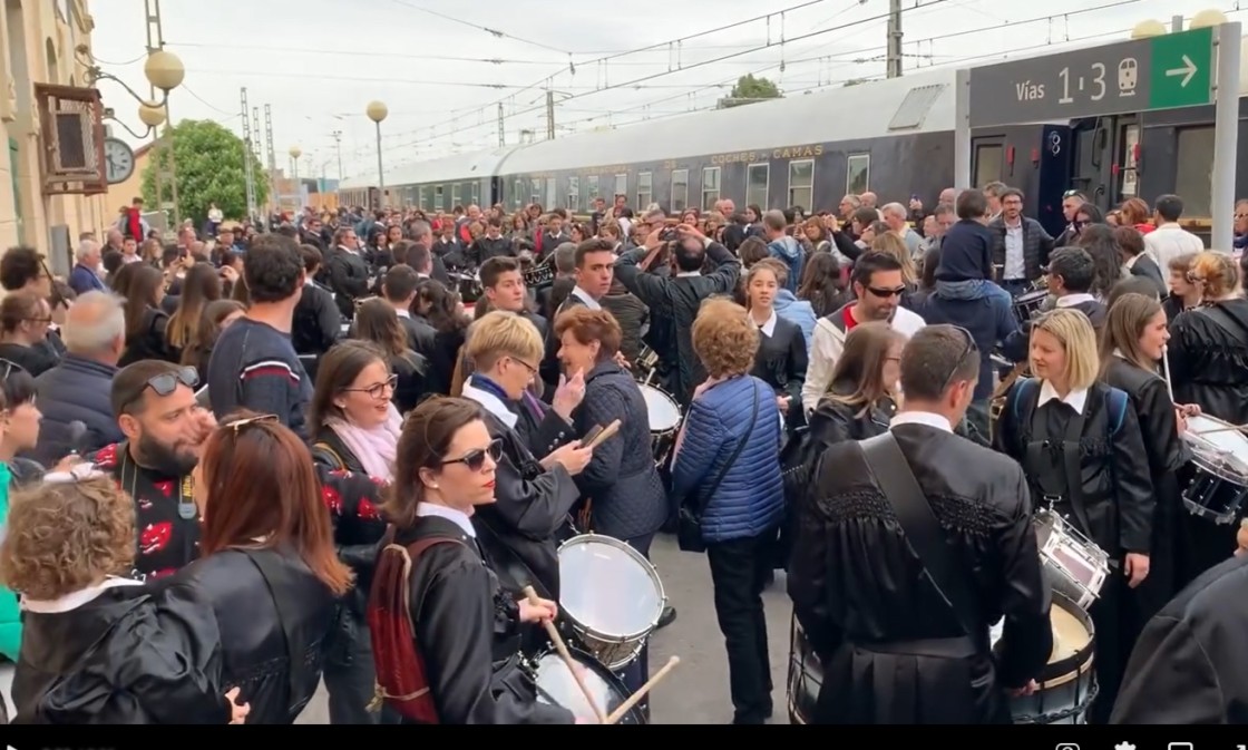 El Tren Azul del Tambor vuelve a La Puebla de Híjar el Sábado Santo para presenciar el Cese