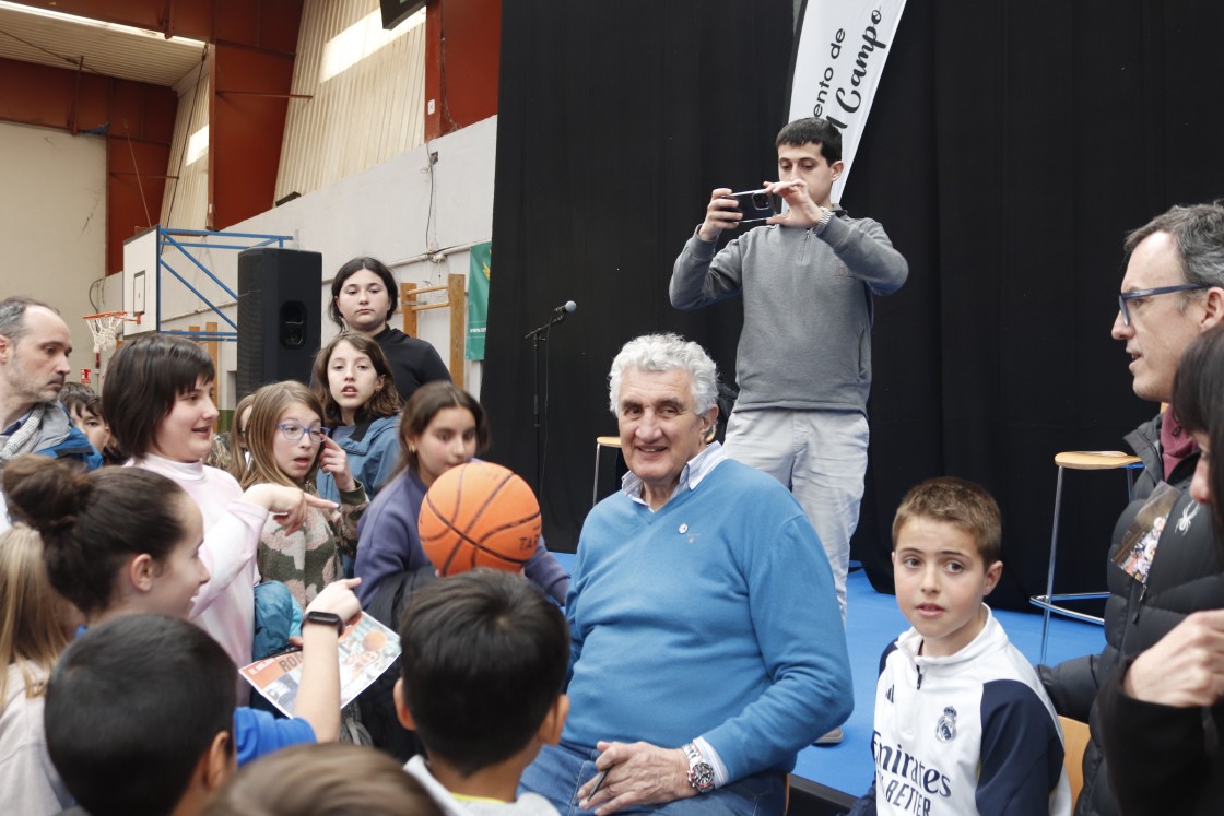Fernando Romay reivindica en Monreal del Campo el deporte en el medio rural
